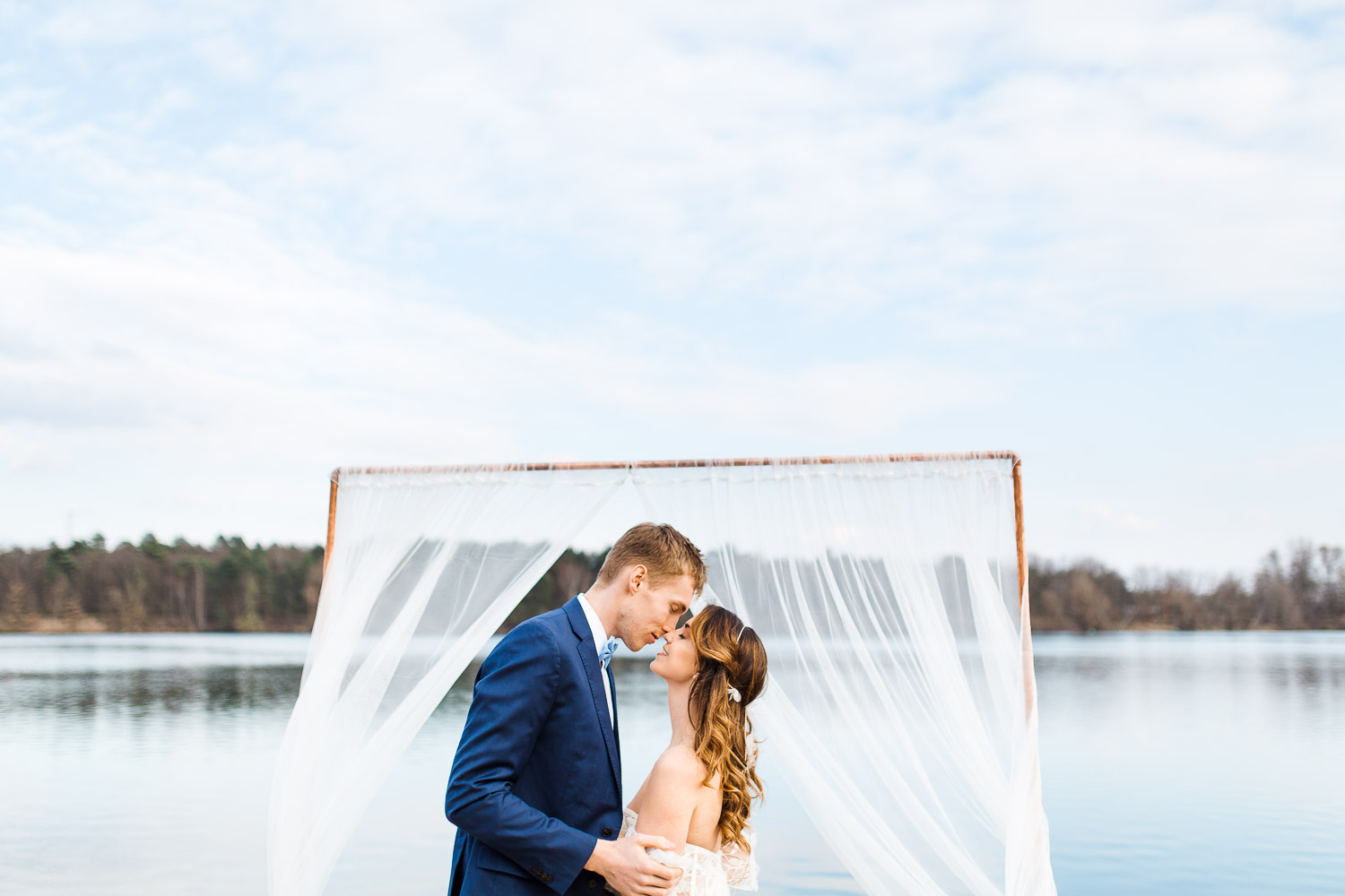 Boho Strand Hochzeit Inspiration mit Achat Scheiben: Ehepaar unter Traubogen - Stefanie Lange Hochzeitsfotografie