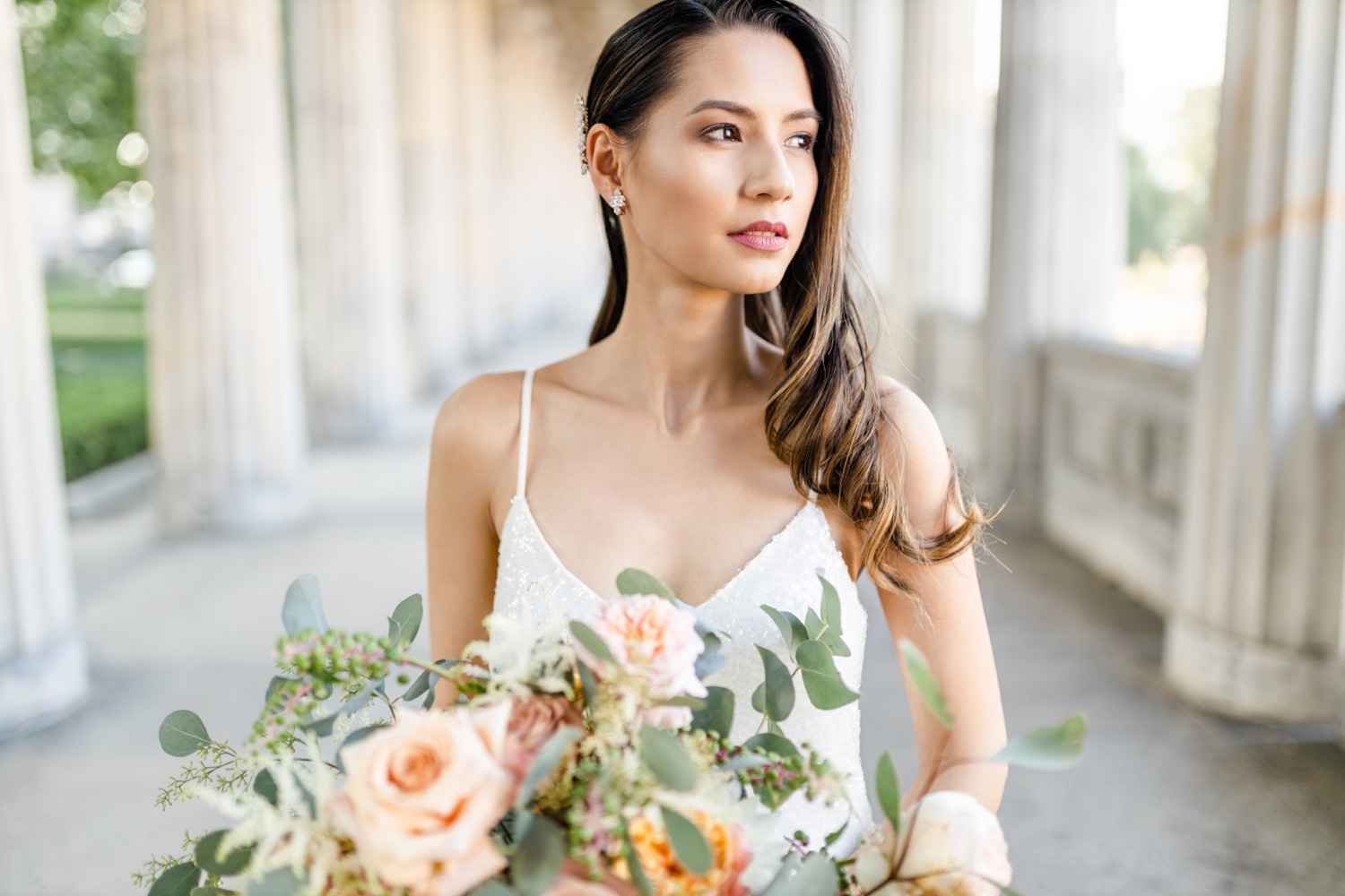 Fine Art Hochzeit in Berlin, Brautportraits mit Brautstraß auf der Museumsinsel
